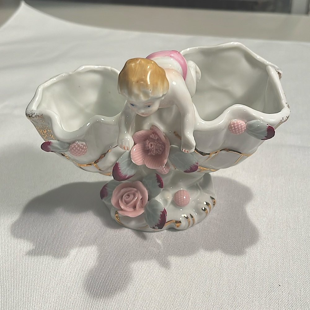 China dish with adorable cherub, pink flowers, leaves and gold accents!💕